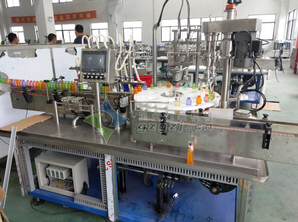 口（kǒu）氣清新劑灌裝旋蓋一（yī）體機